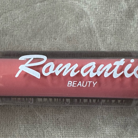 Romantic Beauty Lip Gloss 05 Tea Rose Br New Sealed - Picture 2 of 4